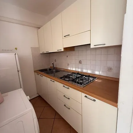 Cozy Flat With Private Parking In アパート